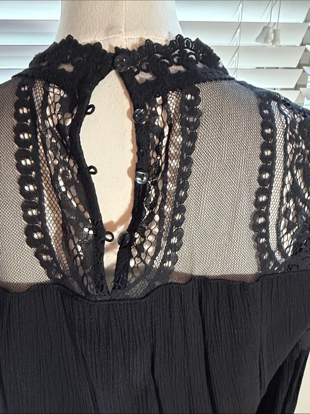 American Rag black top with white brand tag - Picture 4 of 5